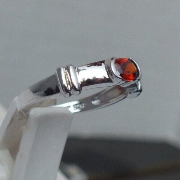 Sterling Silver 925 Petite Garnet Birthstone Ring - Oval Cut Stone - Size 5 - Picture 4 of 9